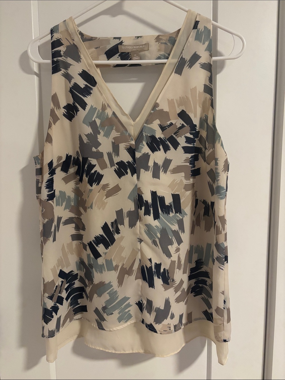Banana Republic Cream Brushstroke V-Neck Sleeveless Blouse